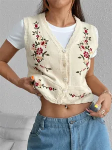 Vue détaillée d'un gilet en maille crème avec broderies florales rouges et roses fines