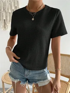 Vista dettagliata della t-shirt nera in maglia testurizzata con classico scollo rotondo