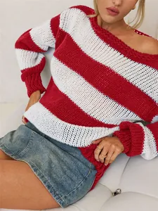 Dettaglio maglione a righe rosse e bianche da donna oversize, morbido e dallo stile casual