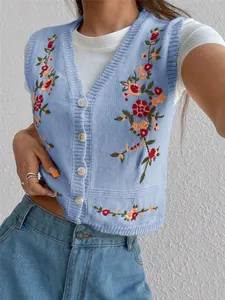 Vue détaillée du débardeur en maille bleu clair avec broderie florale colorée