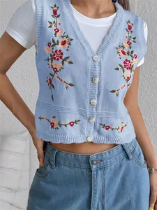 Gilet en tricot bleu clair avec broderie florale colorée et boutons blancs, détails