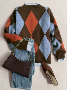Mise à plat détaillée d'un pull en tricot à losanges avec des accessoires chic