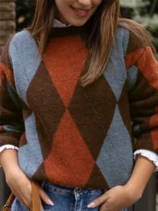 Détail d'un pull en maille confortable à motif de losanges avec col rond et coupe ample