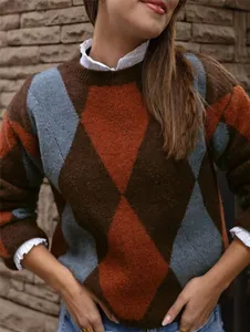 Vue détaillée de la texture du pull en maille à losanges marron et bleu confortable