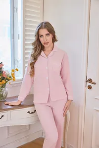 Detailansicht des rosa Langarm-Pyjama-Sets mit Herzstickerei auf der Brusttasche
