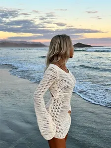 Elegante vestido de playa de ganchillo blanco con espalda abierta y mangas largas de verano