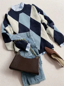 Vue détaillée d'un pull en maille à losanges avec un jean bleu et des accessoires.