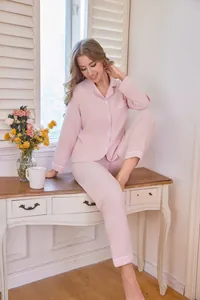 Detail der rosa langärmeligen Pyjamas mit zarter Herzstickerei auf der Tasche
