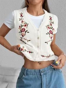 Détail du gilet en tricot brodé de fleurs avec col en V blanc pour femmes.