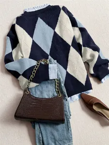 Gros plan détaillé d'un pull en maille à losanges avec un sac et un jean élégants