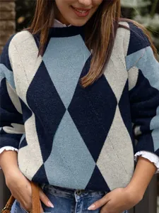 Vue détaillée d'un pull en maille à losanges bleu marine et bleu sur un mannequin