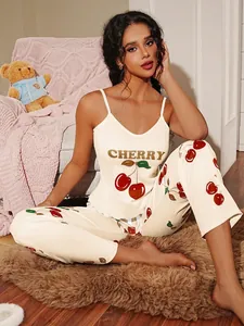 Ensemble de pyjama confortable avec imprimé cerise, caraco et pantalon à bord ondulé.