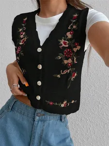 Vue détaillée d'un gilet en maille noir pour femme avec broderie florale et boutons blancs