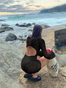 Vista trasera detallada de un vestido de playa negro de ganchillo con espalda descubierta