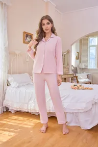 Detailansicht eines rosa zweiteiligen Pyjama-Sets mit Herzstickerei und langen Ärmeln.