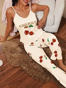 Vue détaillée d'un ensemble de pyjama crème avec imprimé cerise, caraco et pantalon