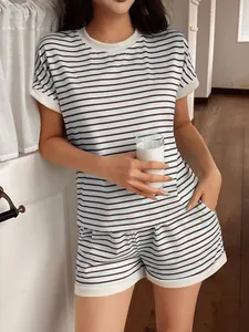 Set da casa a righe da donna con top a maniche corte e pantaloncini coordinati chic.