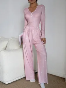 Vue détaillée de l'ensemble de pyjama rose côtelé à motif cœur avec haut boutonné