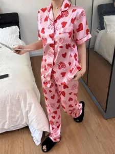 Vue détaillée du pyjama en satin rose à motif de cœurs pour femmes, haut court et pantalon