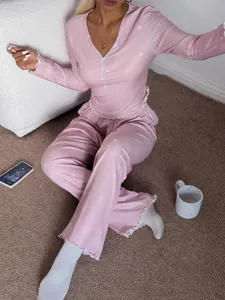 Ensemble pyjama côtelé rose avec motifs de cœurs blancs et détails de boutons col V