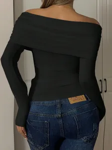 Vista posteriore di un top nero aderente a maniche lunghe con spalle scoperte donna