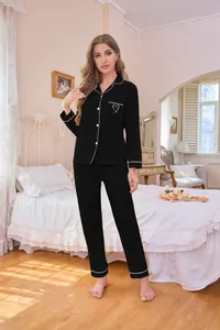 Damen Schlafanzug Set in Schwarz mit Herzstickerei und Kontrastpaspeln im Schlafzimmer