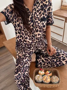 Vista detallada del conjunto de pijama con estampado de leopardo y encaje en un interior