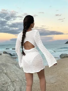 Vista trasera de vestido de playa blanco de ganchillo calado con espalda abierta y mangas