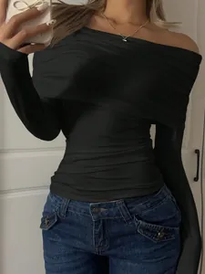 T-shirt da donna nera alla moda con spalle scoperte, vestibilità slim e maniche lunghe