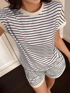 Dettaglio del set da casa a righe da donna con maglietta corta e pantaloncini abbinati