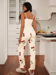 Vue arrière d'un pyjama deux pièces crème avec imprimé cerise et bordure ondulée
