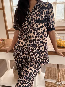Detalle de pijama de punto con estampado de leopardo y encaje en una cocina hogareña cálida