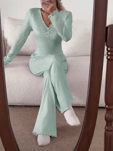 Pyjama sexy vert menthe pour femme avec col en V, motif cœurs et bords volantés