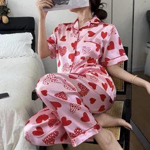 Ensemble Pyjama en Satin pour Femmes Imprimé Cœur Top Manches Courtes et Pantalon Boutonné Vêtements de Nuit Décontractés Doux