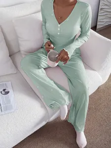 Ensemble de pyjama côtelé vert sauge avec imprimé cœur blanc et ourlets à volants.