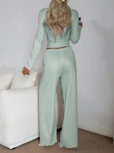 Vue arrière d'un ensemble pyjama côtelé vert menthe avec de délicats motifs de cœurs