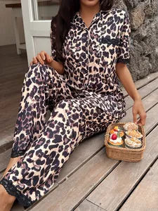 Detalle de pijama de leopardo con ribetes de encaje negro en las mangas
