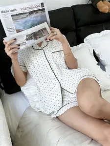 Detailansicht des modischen weiß-schwarzen gepunkteten Pyjama-Sets für Damen