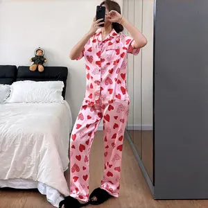 Ensemble pyjama en satin rose pour femme avec imprimé cœurs rouges et manches courtes
