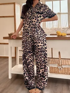 Conjunto de pijama con estampado de leopardo para mujer con encaje en un hogar acogedor