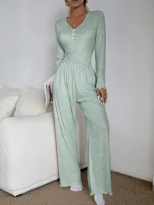 Gros plan sur l'ensemble homewear vert clair côtelé avec imprimés cœurs et boutons