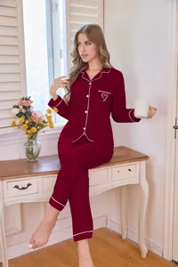 Detailansicht eines weinroten Damen-Pyjama-Sets mit Herzstickerei für gemütliche Abende