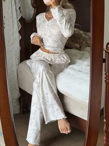Elegante set pigiama a costine floreale da donna con maniche lunghe e volant