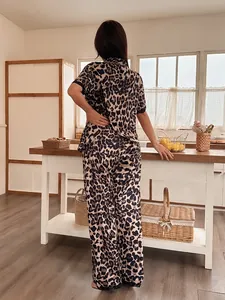 Vista trasera de un conjunto de pijama de leopardo para mujer con encaje decorativo