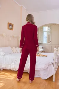 Rückansicht eines eleganten weinroten Damen-Schlafanzugs mit weißen Paspeldetails