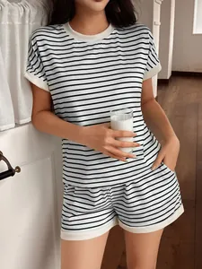 Comodo set da casa a righe da donna con maglia a maniche corte e pantaloncini