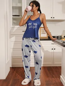 Vue détaillée du pyjama deux pièces pour femme avec caraco à cils et pantalon nuages