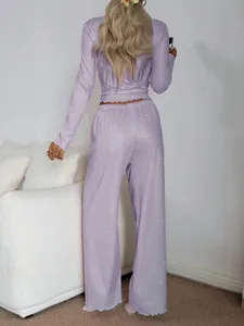 Vue arrière d'un pyjama lilas côtelé avec motifs de cœurs et bords ondulés.