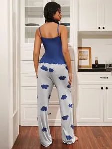 Vue arrière d'un ensemble de détente pour femmes avec pantalon à nuages