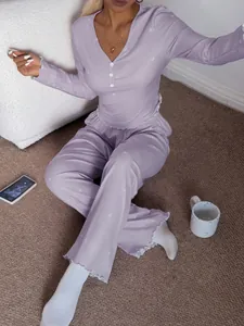 Vue détaillée d'un ensemble de pyjama lavande à motifs cœurs avec texture côtelée